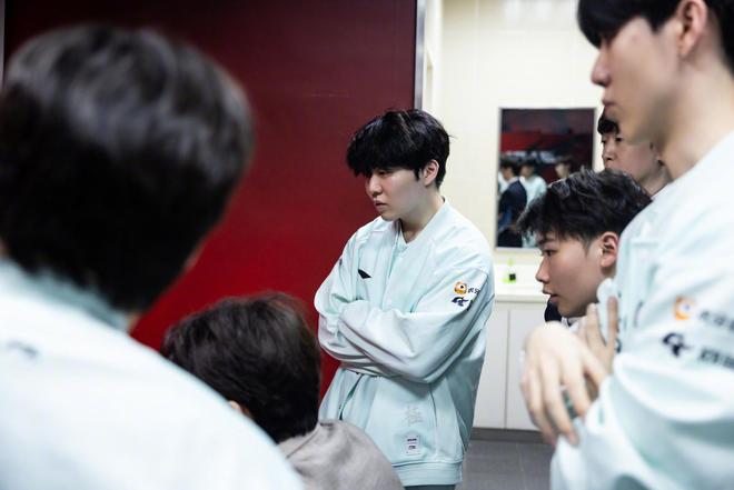 包含Rookie重返赛场，持续失利首场状态出色，TES观众沸腾！的词条